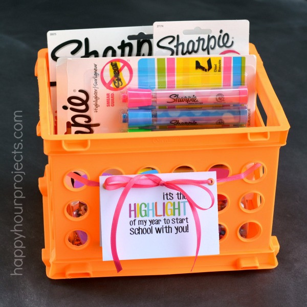 alt=Personalized highlighter set with teacher's name and a pen in a stylish case