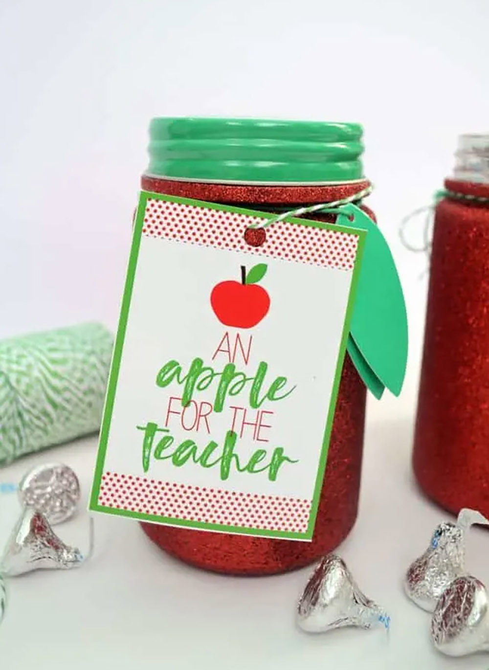 Free printable teacher appreciation gift tags for an apple jar gift
