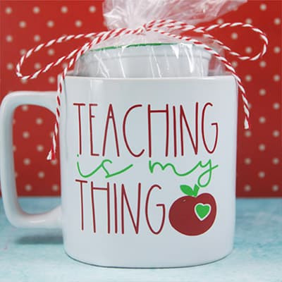 Personalized teacher mug with apple and caramel dip